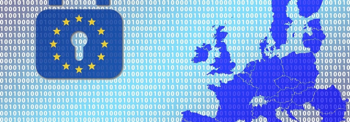 Immagine di un lucchetto accanto alla cartina geografica dell'Europa.