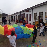Bimbi che giocano in una scuola d'infanzia.