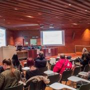 Seminario16marzo2018-2 Foto di una sala conferenze affollata di partecipanti al seminario.