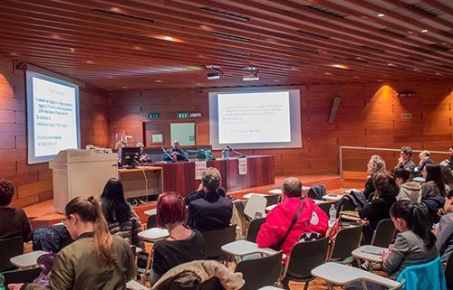 Foto di una sala conferenze affollata di partecipanti al seminario.