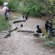 800×450 sentiero d acqua Foto che mostra alcuni bambini giocare in un'area verde di Berlino.