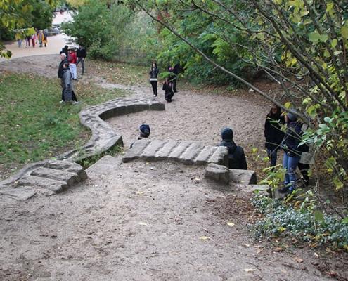 Foto che mostra alcuni bambini giocare in un'area verde di Berlino.
