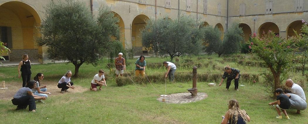 Uomini e donne in un cortile che giocano.