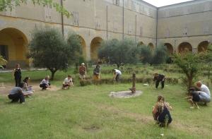 Uomini e donne in un cortile che giocano.