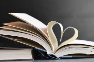 Un libro aperto su una scrivania.