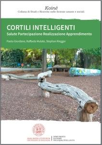 Nella copertina del libro c'è un parco attrezzato per far giocare i bambini: tronchi di alberi in terra su cui i bambini possono camminare.