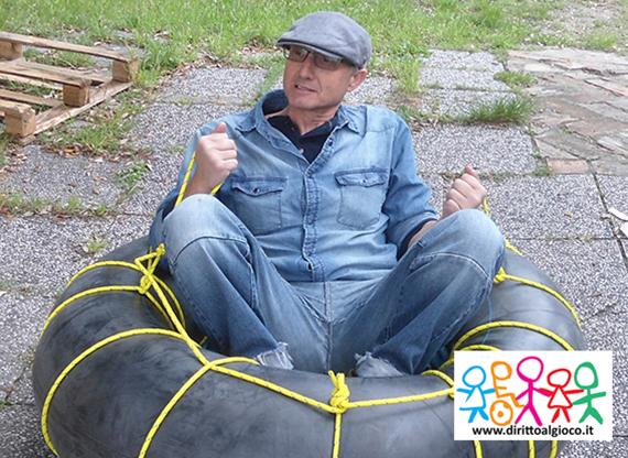Il socio Renzo Laporta seduto dentro ad un gommone formato da una camera d'aria di un camion.