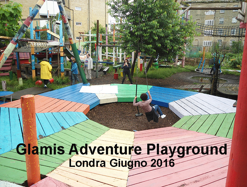 giocando presso Glamis adventure playground LONDRA