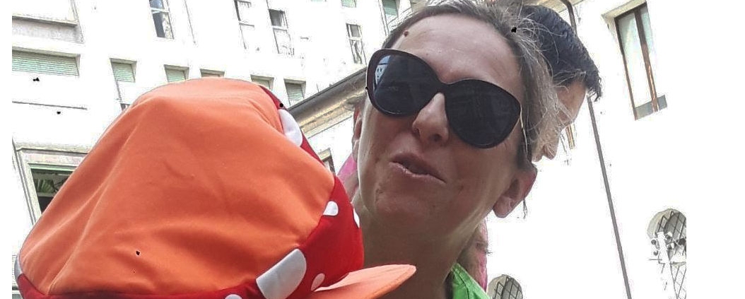 Roberta Olivero, mentre conduce un laboratorio di giochi di strada.